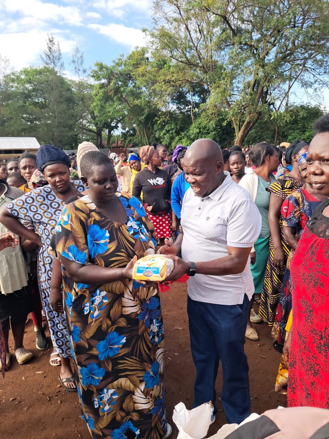 MP Oron’s Gifts Kisumu Residents with his Annual Christmas Tradition MP Oron’s Gifts Kisumu Residents with his Annual Christmas Tradition