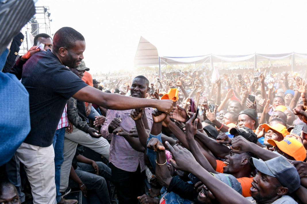 Ruto-Sifuna comic relief banter over ‘Johnny Natembeya’ and ‘Tumeni shilingi kumi tupige sherehe’ Ruto-Sifuna comic relief banter over ‘Johnny Natembeya’ and ‘Tumeni shilingi kumi tupige sherehe’